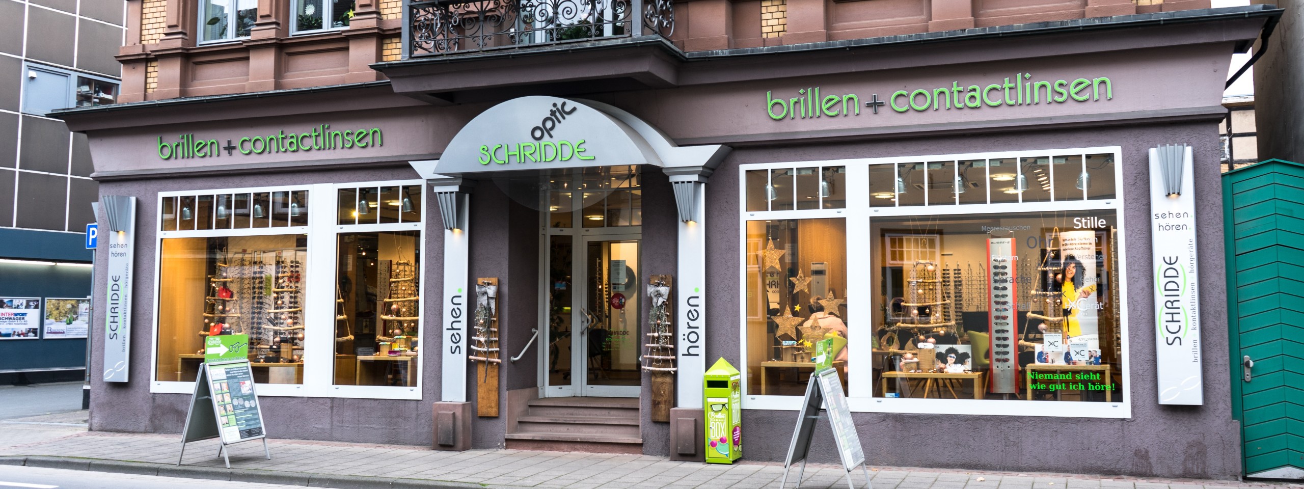 Schaufenster und Eingangsbereich von Seh und Hörbar Schridde in Holzminden.