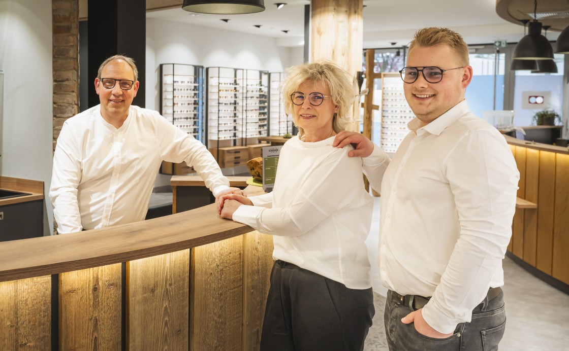 Frank, Petra und Robin Beinlich. Inhaber Seh und Hörbar Schridde in Holzminden.